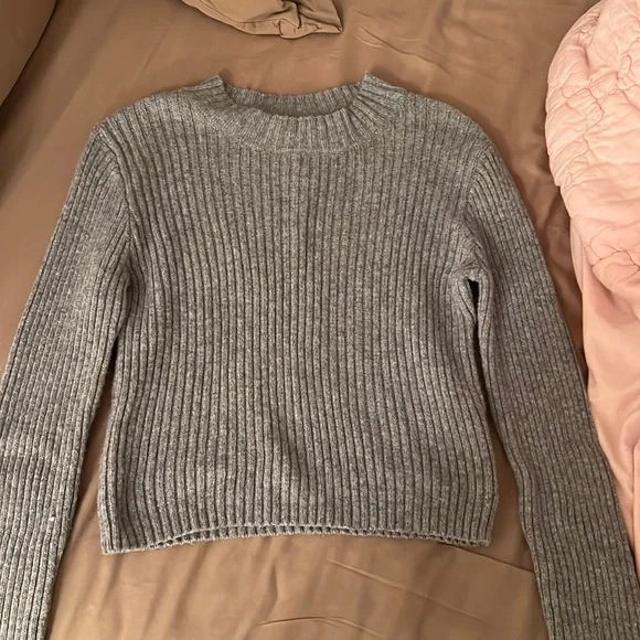 Long sleeve (somewhat crop top) sweater shirt - Picture 1 of 2